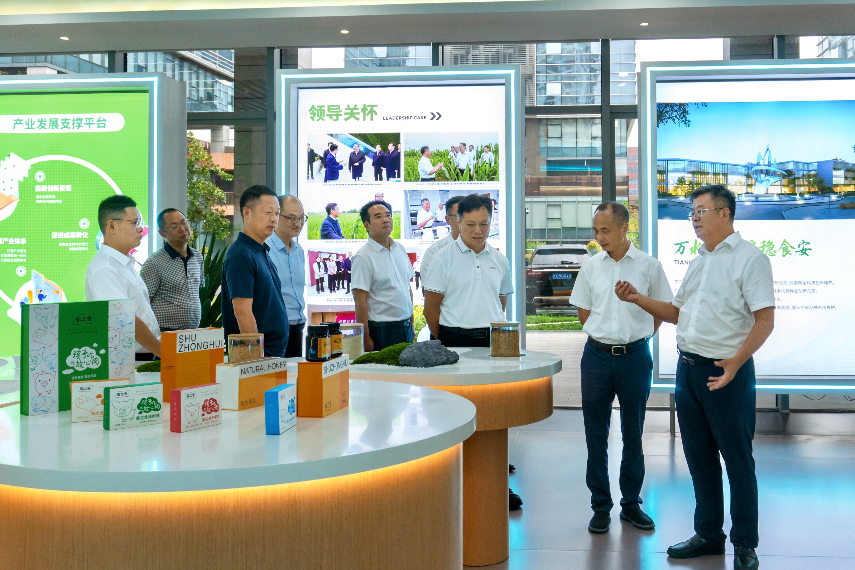 8.29下午广安一楼参观2m.jpg