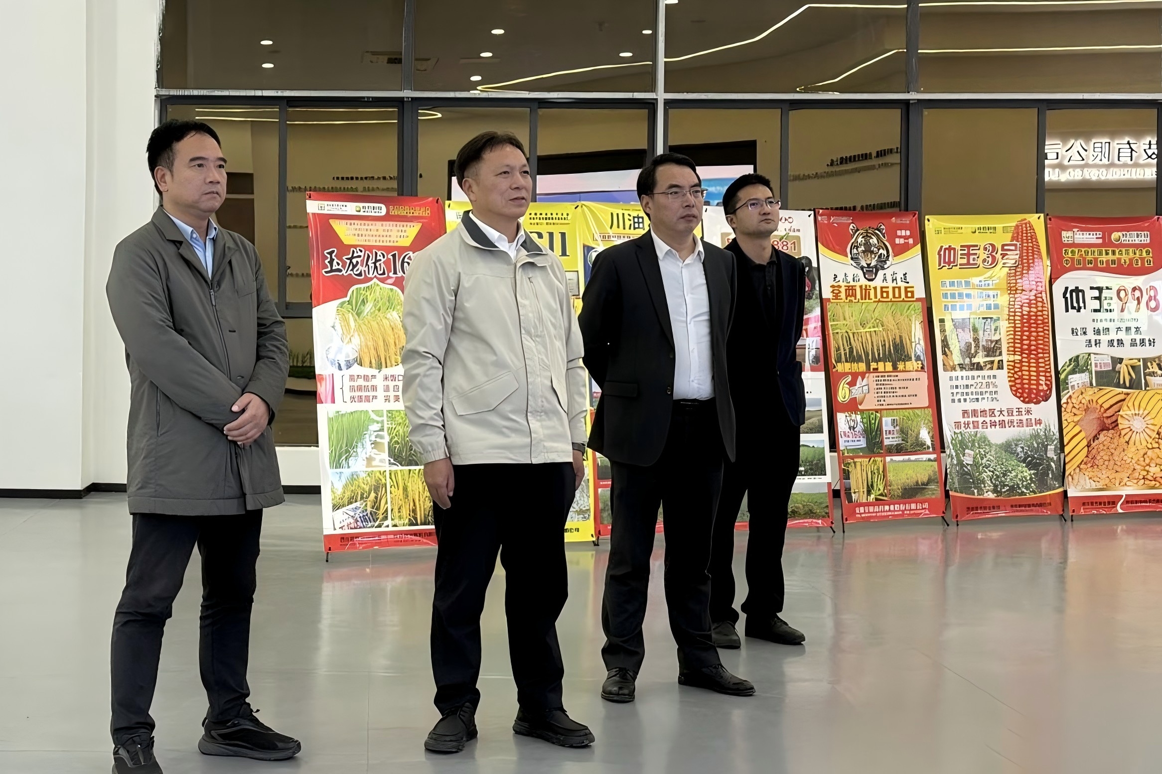 691a989bda019.jpg 11.13广安副市长到西大调研pic.jpg